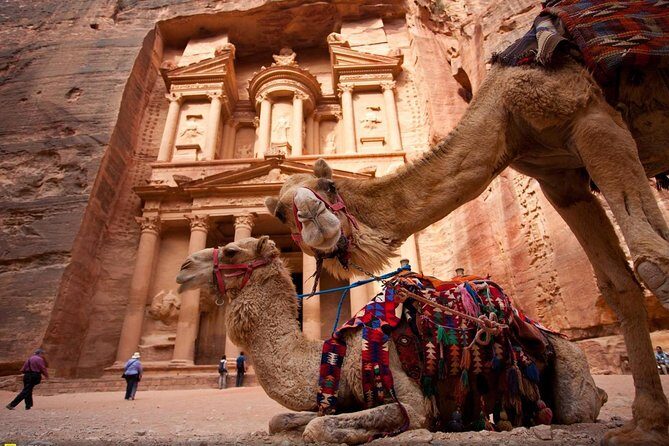 02 Days Petra , Wadi Rum and Dead Sea from Amman - Petra: entering the Siq and catching Khazneh in the right mood