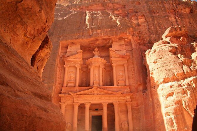 Petra Excursion from Dead Sea - Entering Petra the classic way: Siq to the Treasury