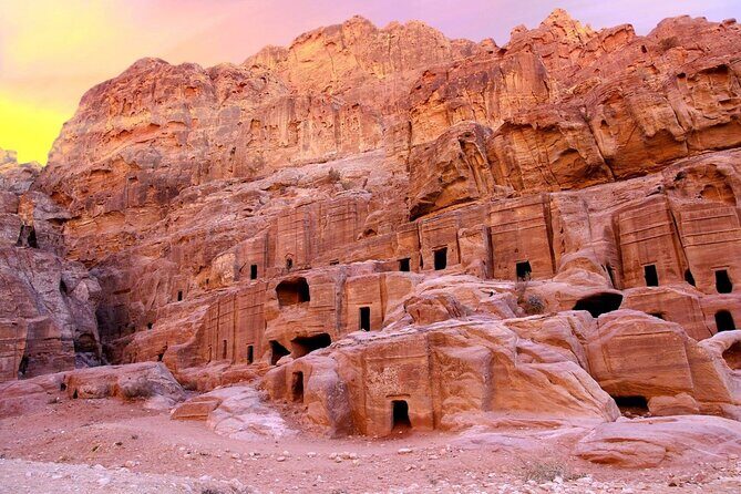 Petra, Little Petra and Shobak Castle - Private Tour From Amman - Entering Petra Through the Siq: The Moment You’ll Remember
