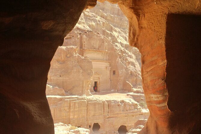 Private Petra Back Entrance Tour with Guide . - Start at 7:00 am: pickup, tickets, and the Little Petra warm-up